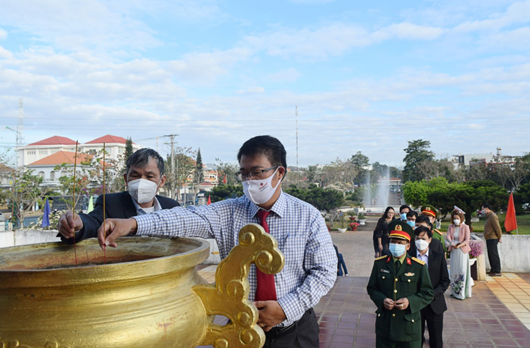 Đức Trọng tổ chức lễ viếng Đài tưởng niệm các Anh hùng liệt sỹ