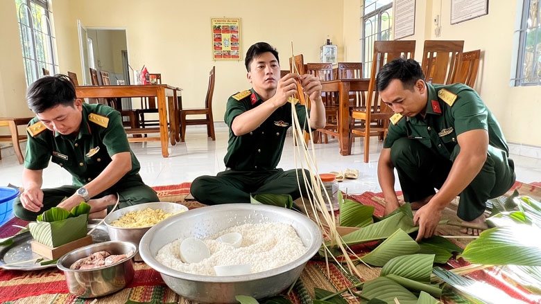 Cán bộ, chiến sỹ tổ chức gói bánh chưng để tặng bà con khó khăn trên địa bàn