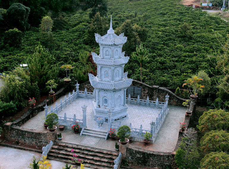 Chơn Nghiêm bảo tháp, nơi an táng cố Hòa thượng Thích Tâm Thanh. Ngôi tháp hình lục giác gồm 3 tầng làm toàn bộ bằng đá rất đặc biệt và được chạm khắc sắc sảo, tinh tế