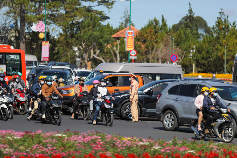 Lực lượng CSGT, trật tự Công an TP Đà Lạt cùng các đơn vị liên quan đã phải huy động hết công suất, ứng trực, phân luồng giao thông tại các địa điểm phương tiện đông đúc. Năm nay, mặc dù khách đổ lên đông đúc nhưng không xuất hiện tình trạng kẹt xe cục bộ như các năm trước