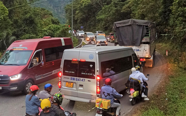 Xe cộ nối đuôi nhau lưu thông qua đèo Bảo Lộc chấp hành tốt các quy định đảm bảo an toàn giao thông