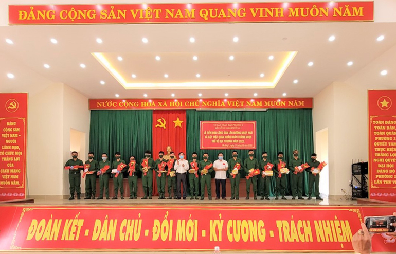 Bảo Lộc: Tặng quà, động viên thanh niên chuẩn bị lên đường nhập ngũ