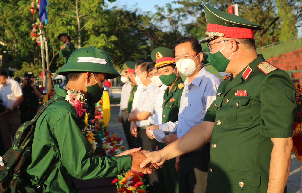 Thiếu tướng Du Trường Giang – Phó Tư lệnh Quân khu 7 trao vòng nguyệt quế, dặn dò các tân binh trước lúc lên đường