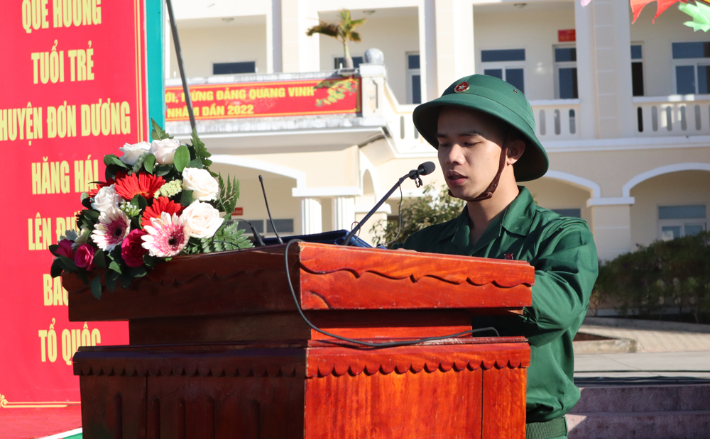Tân binh Lê Xuân Thắng đại diện 112 thanh niên Đơn Dương lên đường nhập ngũ phát biểu cảm nghĩ