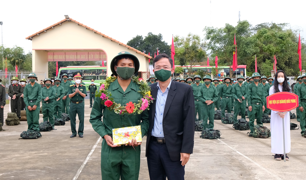 Đồng chí Nguyễn Văn Lộc – Bí thư Huyện uỷ tặng quà cho đảng viên nhập ngũ