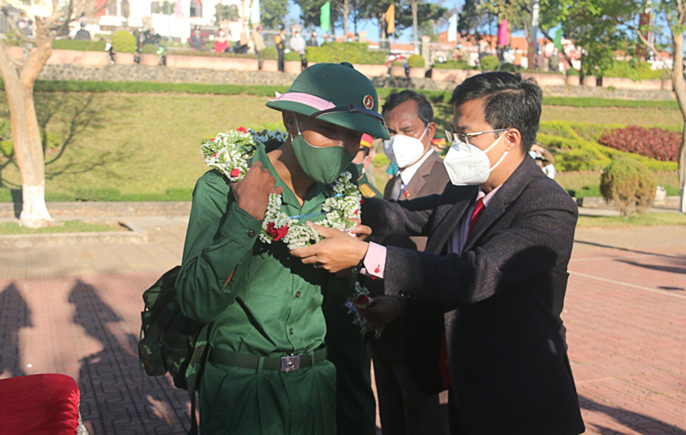 Đồng chí Đinh Văn Tuấn -  Bí thư Huyện ủy Di Linh động viên tân binh lên đường nhập ngũ