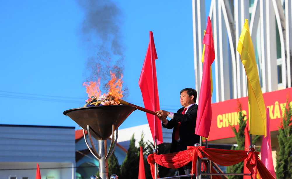 Đồng chí Nguyễn Văn Triệu – Bí thư Thành ủy Bảo Lộc thắp lửa truyền thống tại ngày hội