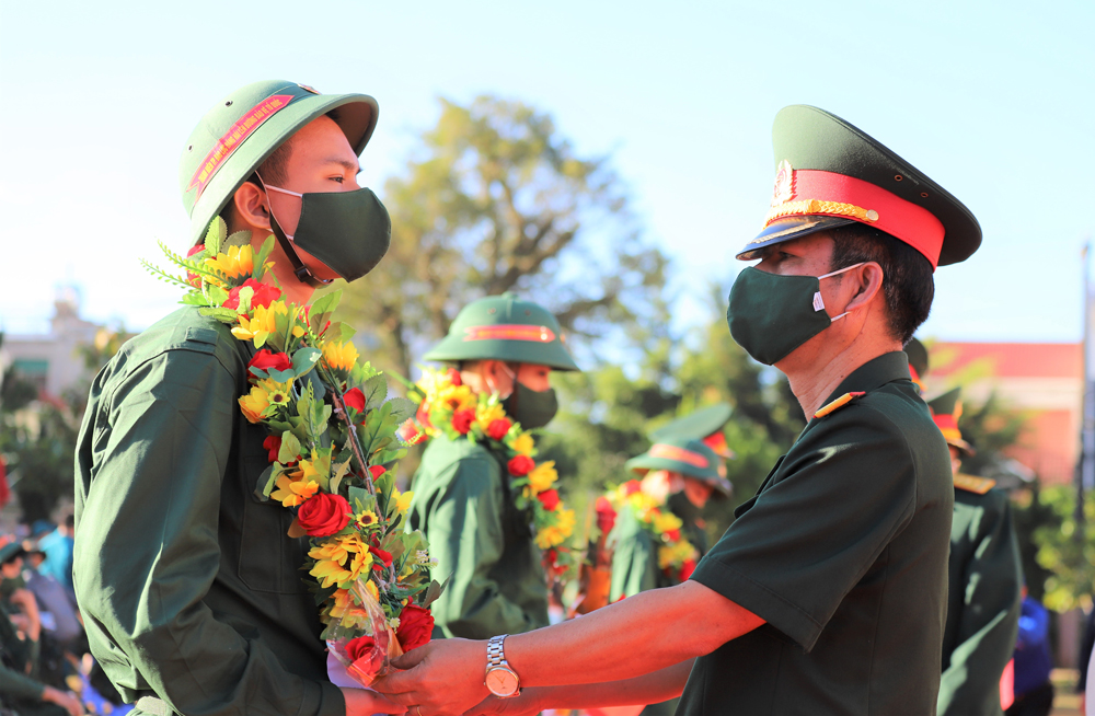 Đại tá Trương Thanh Hải – Phó Tham mưu trưởng Bộ Chỉ huy Quân sự tỉnh Lâm Đồng tặng hoa động viên các tân binh 