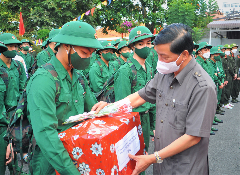 Đồng chí Trần Đức Quận - Ủy viên Ban Chấp hành Trung ương Đảng, Bí thư Tỉnh ủy, Chủ tịch HĐND tỉnh Lâm Đồng tặng hoa cho các thanh niên