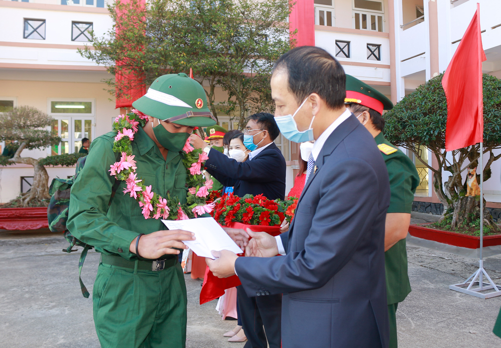 Đồng chí Sử Thanh Hoài – Chủ tịch UBND huyện, Chủ tịch Hội đồng Nghĩa vụ Quân sự huyện Lạc Dương tặng quà động viên các tân binh lên đường nhập ngũ