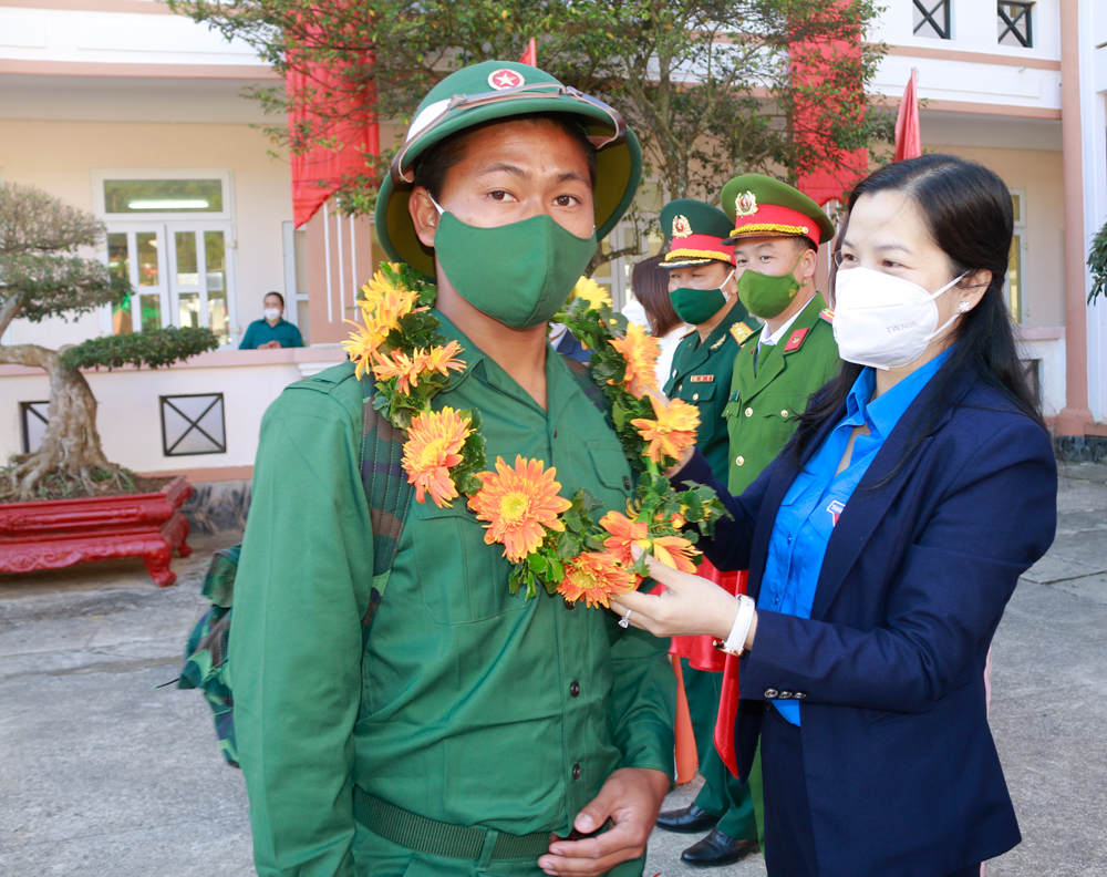 Đồng chí Trần Thị Chúc Quỳnh – Bí thư Tỉnh Đoàn Lâm Đồng tặng hoa cho các tân binh
