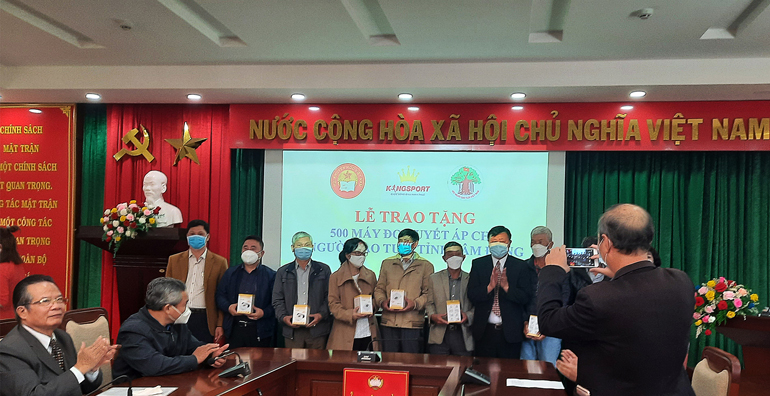 Trao tặng 500 máy đo huyết áp của tập đoàn Kingsport cho người cao tuổi