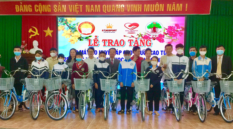 Hội Khuyến học Lâm Đồng trao 25 xe đạp cho học sinh huyện Lâm Hà