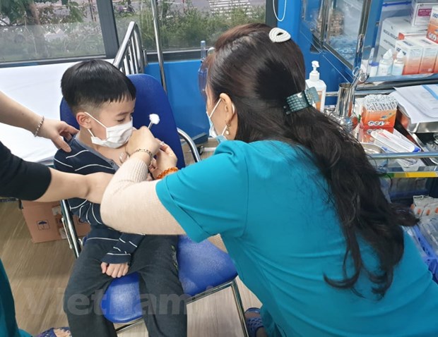 Trẻ em tiêm phòng vaccine cúm mùa.