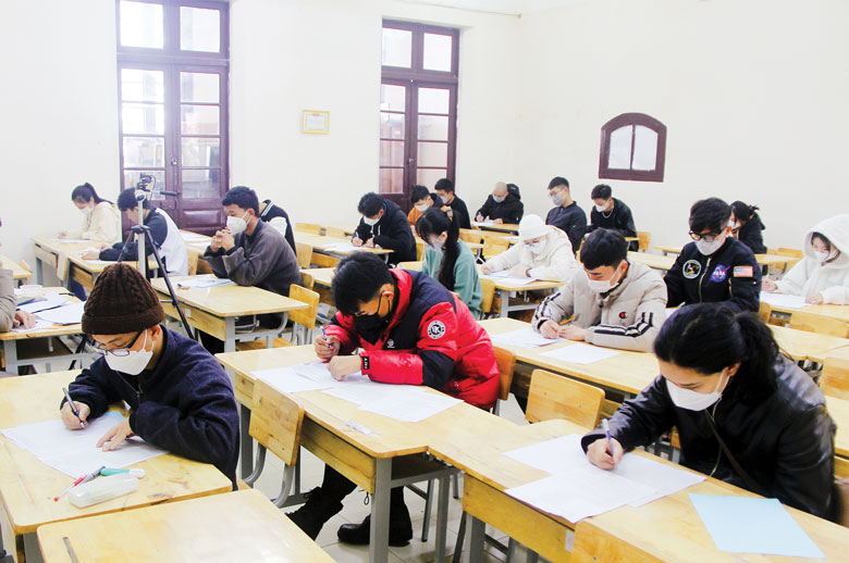 Học sinh làm bài kiểm tra cuối học kỳ I, năm học 2021-2022
