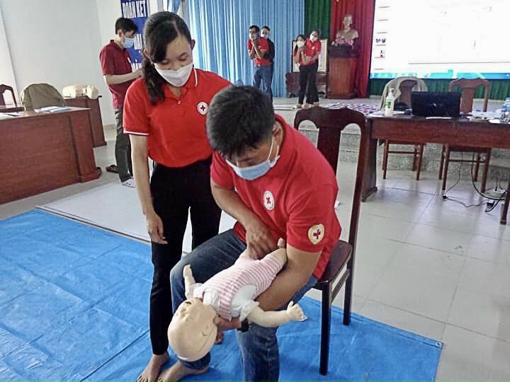 Huấn luyện kỹ năng sơ cấp cứu căn bản cho tình nguyện viên làm việc tại điểm sơ cấp cứu xã Ka Đô, huyện Đơn Dương