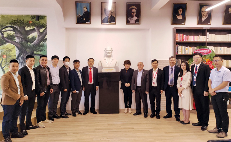 Công ty cổ phần Bảo tồn NFT Ngọc Linh đặt tượng Bác sĩ Yersin tại Trường Đại học Yersin Đà Lạt