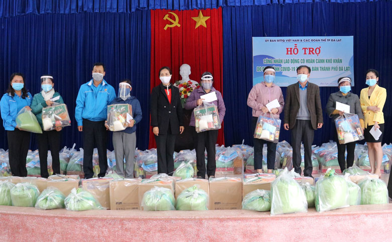 LĐLĐ thành phố Đà Lạt tặng quà cho người lao động ảnh hưởng bởi dịch COVID-19