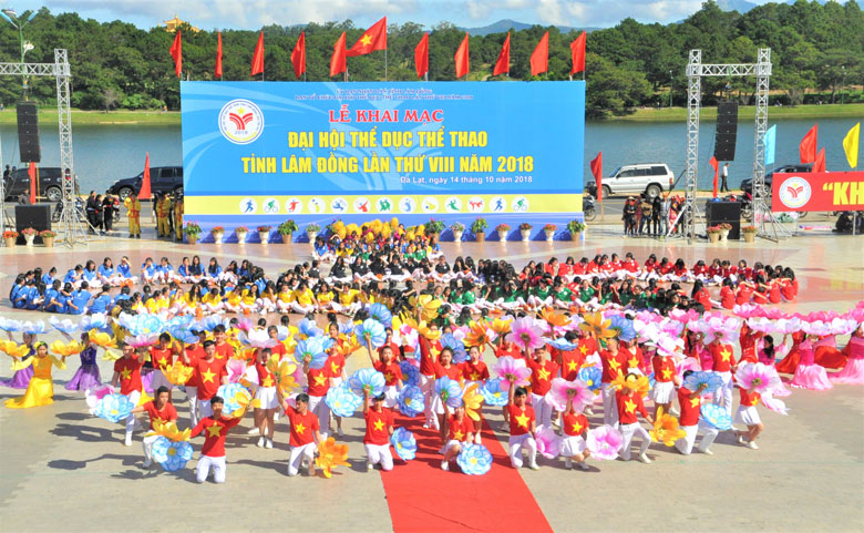 Đồng diễn thể dục trong Lễ Khai mạc Đại hội TDTT tỉnh Lâm Đồng lần thứ VIII - năm 2018 tại Quảng trường Lâm Viên, thành phố Đà Lạt