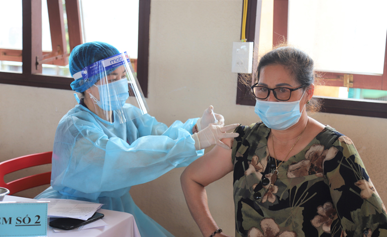 Tiêm vắc xin phòng Covid-19 cho người dân tại Bảo Lộc