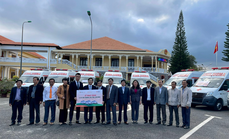 Các đồng chí lãnh đạo tỉnh Lâm Đồng tiếp nhận bảng tượng trưng 12 xe cứu thương do Tập đoàn Phương Trang và T&T tài trợ có tổng trị giá 10,5 tỷ đồng