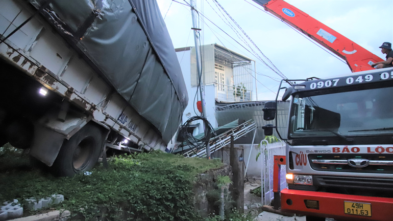 Bảo Lộc: Xe tải lao vào nhà dân, 5 người bị thương