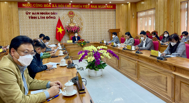 Tại điểm cầu Lâm Đồng, Phó Chủ tịch UBND tỉnh Lâm Đồng Đặng Trí Dũng chủ trì hội nghị