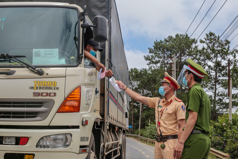 Trong các đợt dịch Covid-19 diễn ra kéo dài, lực lượng công an là một trong những lực lượng nòng cốt, đảm bảo tình hình an ninh trật tự, phòng chống dịch hiệu quả