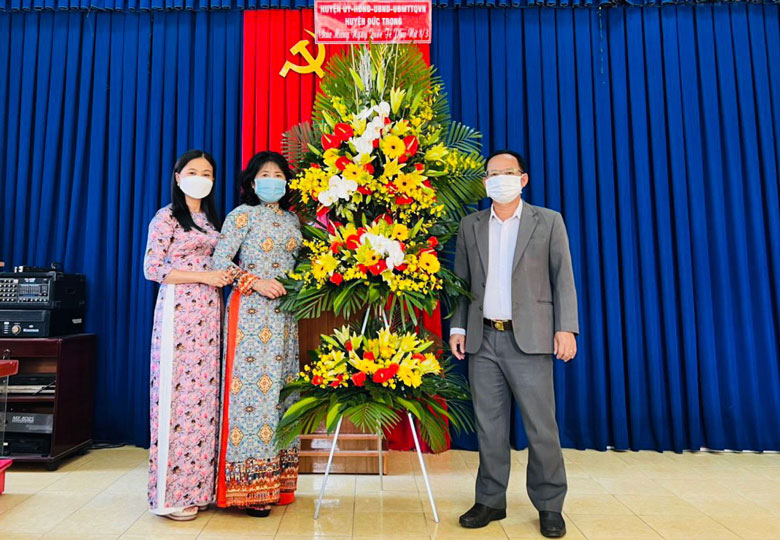 Đồng chí Lê Công Tuấn - Chủ tịch Ủy ban MTTQ Việt Nam huyện, Trưởng Ban Dân vận Huyện ủy, tặng hoa chúc mừng Hội LHPN huyện 