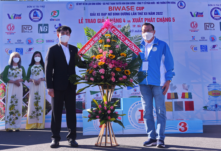 Đại diện UBND tỉnh Lâm Đồng tặng hoa chào mừng đoàn đua đến Lâm Đồng – Đà Lạt