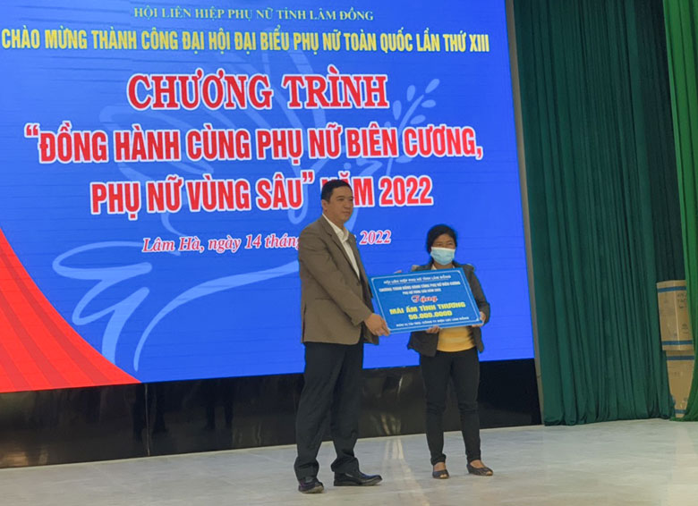 Đại diện nhà tài trợ tặng mái ấm tình thương cho hộ gia đình có hoàn cảnh khó khăn