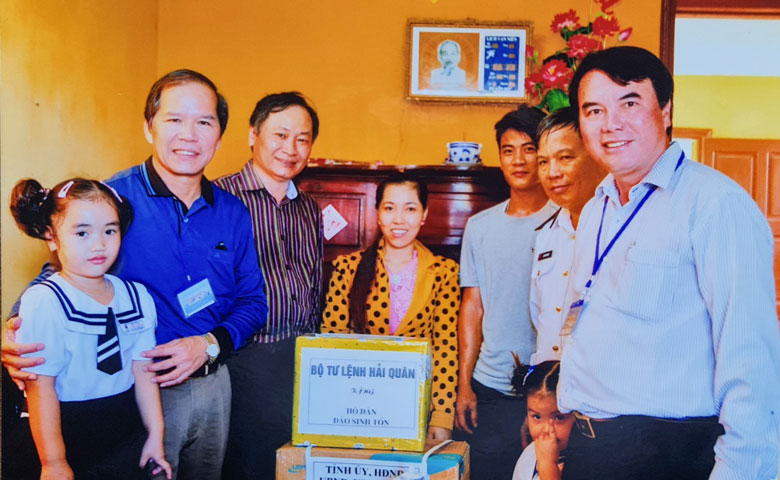 Nguyên Bí thư Tỉnh uỷ Lâm Đồng Nguyễn Xuân Tiến và Phó Chủ tịch UBND tỉnh Lâm Đồng Phạm S tặng quà cho người dân sinh sống trên đảo Sinh Tồn. 