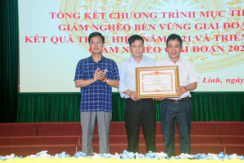 Đồng chí Đinh Văn Tuấn - Bí thư Huyện ủy Di Linh trao Bằng khen của Thủ tướng Chính phủ cho cán bộ và Nhân dân xã Tân Nghĩa