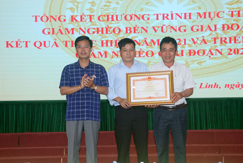 Đồng chí Đinh Văn Tuấn - Bí thư Huyện ủy Di Linh trao Bằng khen của Thủ tướng Chính phủ cho cán bộ và Nhân dân xã Tân Nghĩa.