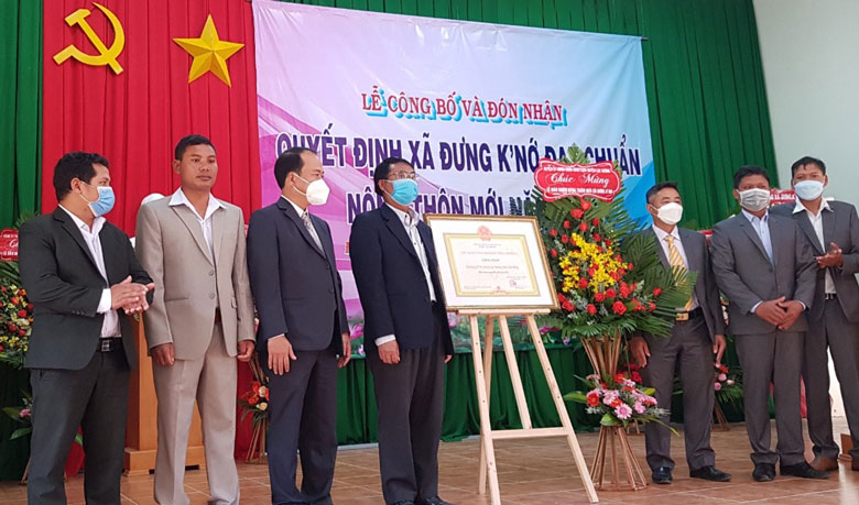 Lãnh đạo huyện Lạc Dương trao quyết định của UBND tỉnh công nhận xã Đưng K’Nớ đạt chuẩn nông thôn mới cho Đảng bộ và Nhân dân xã Đưng K’Nớ