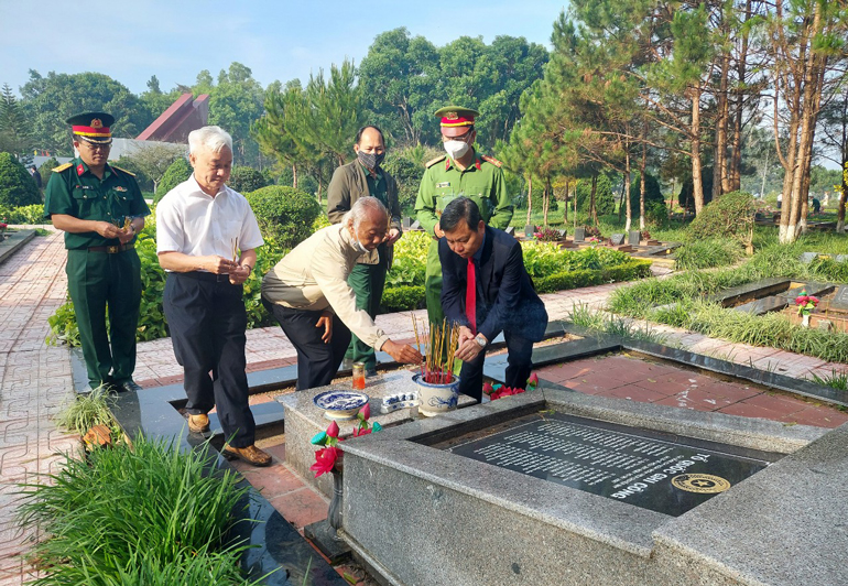 Bảo Lộc: Viếng Nghĩa trang liệt sĩ nhân kỷ niệm 47 năm ngày giải phóng Bảo Lộc 28/3