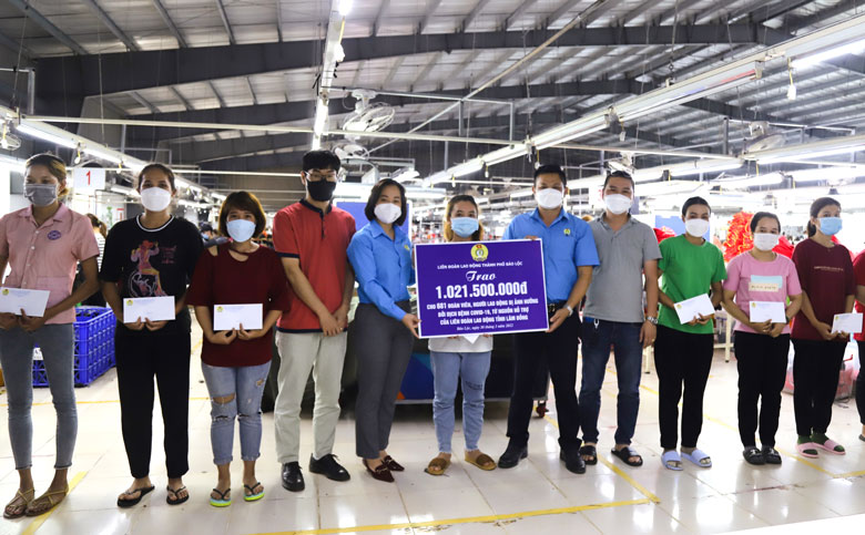 Liên đoàn Lao động TP Bảo Lộc trao nguồn hỗ trợ cho các đoàn viên công đoàn, người lao động tại Công ty Mêrkava Việt Nam