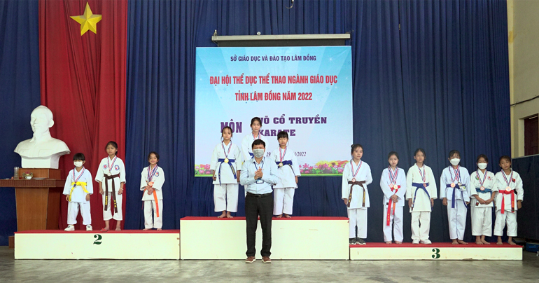 Ông Ngô Văn Sơn - Chủ tịch Công đoàn ngành, Phó BTC trao Huy chương cho các vận động viên Karate, môn thi đấu có đông số lượng nhất với trên 200 vận động viên 