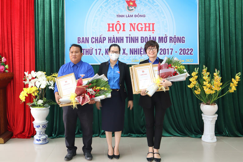 Trao giải thưởng Lý Tự Trọng năm 2022 của Trung ương Đoàn TNCS Hồ Chí Minh cho 2 cán bộ Đoàn tiêu biểu.