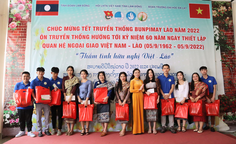 Tỉnh Đoàn Lâm Đồng tặng quà cho các sinh viên Lào đang học tập tại Trường Đại học Đà Lạt