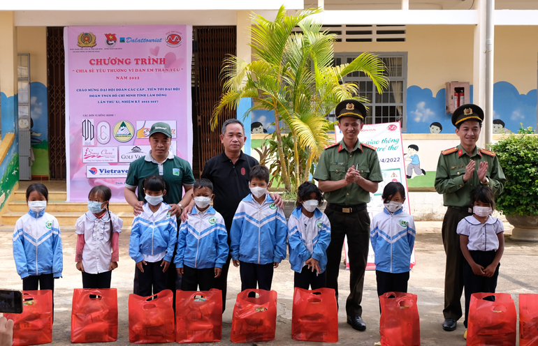 Trao học bổng cho học sinh Trường Tiểu học Liêng Srônh