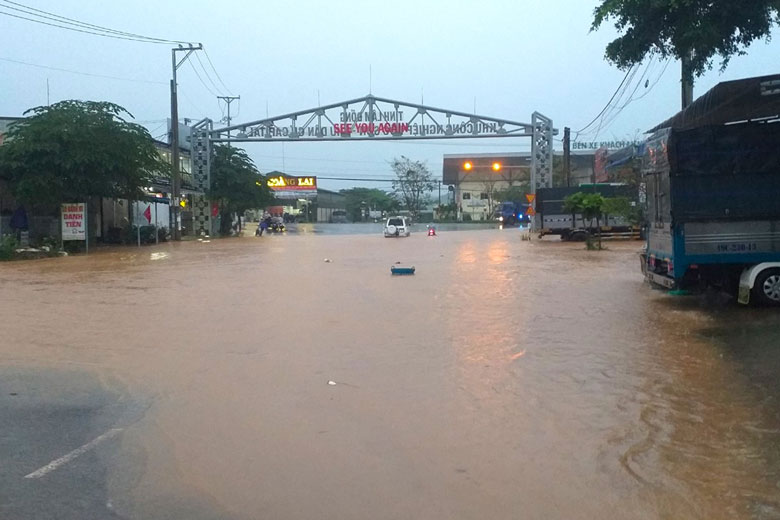 Bảo Lộc: Mưa lớn, đường vào Khu công nghiệp Lộc Sơn ngập sâu