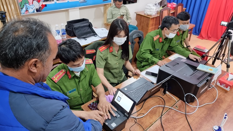 Đoàn viên, thanh niên Công an tỉnh không kể ngày đêm tham gia cấp Căn cước công dân cho Nhân dân trên địa bàn tỉnh