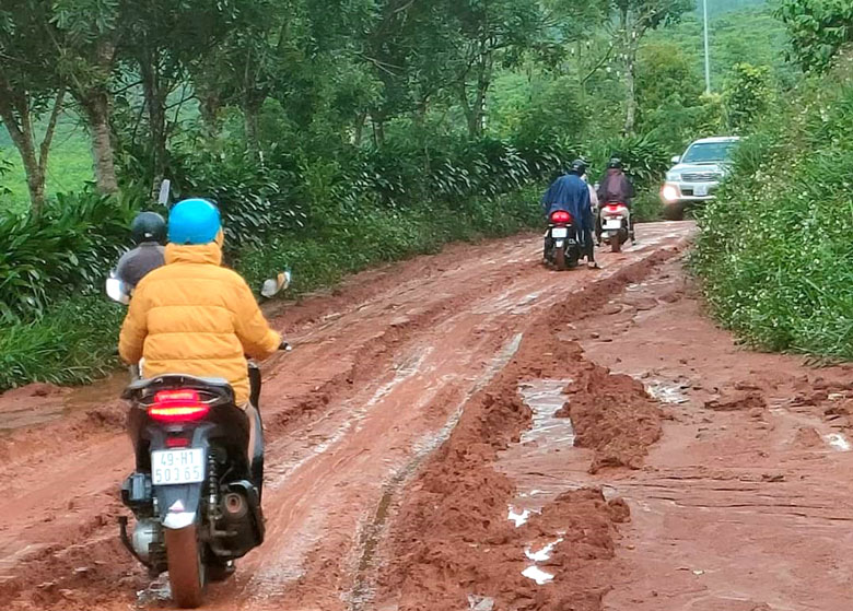 Người dân khổn khổ vì con đường ngập bùn đất sau mưa