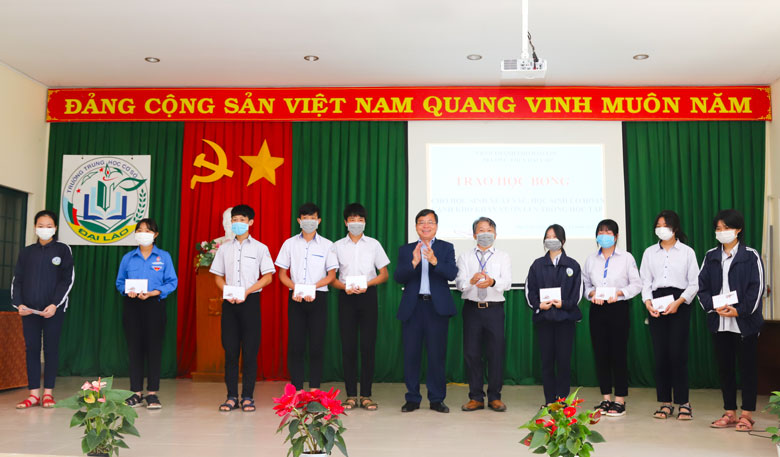 Đồng chí Nguyễn Văn Triệu - Bí thư Thành ủy Bảo Lộc trao tặng học bổng cho học sinh khó khăn