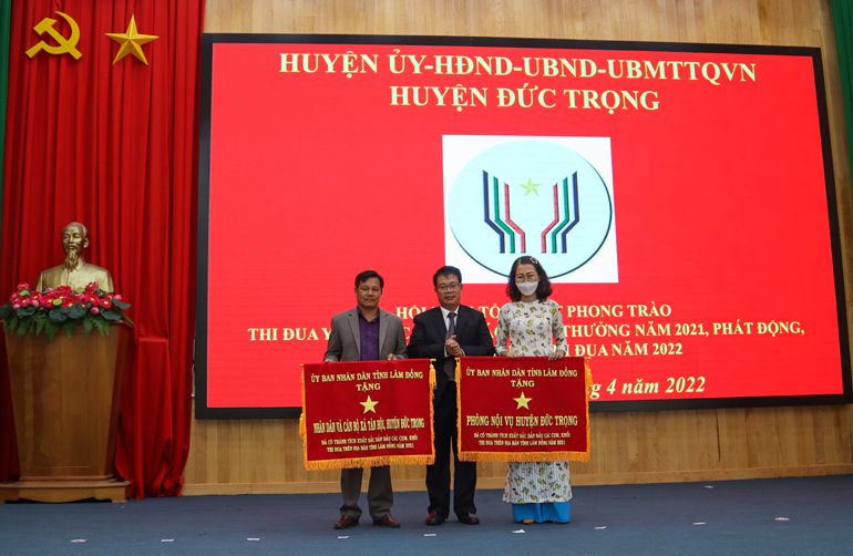 Đồng chí Nguyễn Ngọc Phúc – Bí thư Huyện ủy Đức Trọng, trao Cờ thi đua của UBND tỉnh cho Nhân dân và cán bộ xã Tân Hội và Phòng Nội vụ huyện Đức Trọng đã có thành tích dẫn đầu các cụm, khối thi đua trên địa bàn tỉnh Lâm Đồng năm 2021