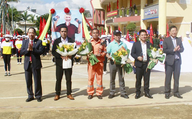 Đồng chí Phạm Triều – Bí thư Huyện ủy, Chủ tịch HĐND huyện Lạc Dương và đồng chí Sử Thanh Hoài – Chủ tịch UBND huyện tặng hoa cảm ơn các nhà tài trợ