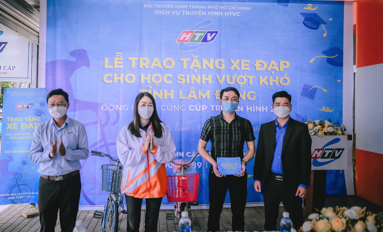 Trao tặng xe đạp cho các em học sinh nghèo vượt khó