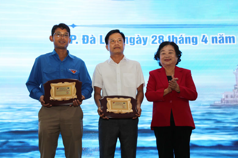 CLB “Vì Hoàng Sa - Trường Sa thân yêu” trao bảng công nhận hội viên tập thể cho Tỉnh Đoàn Lâm Đồng và Trường Phổ thông Dân tộc Nội trú THCS Đam Rông