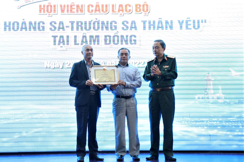 Trao Bằng khen của Bộ Tư lệnh Hải quân cho Công ty CP Nông sản thực phẩm Lâm Đồng vì đã có thành tích xuất sắc trong hoạt động Vì Trường Sa thân yêu